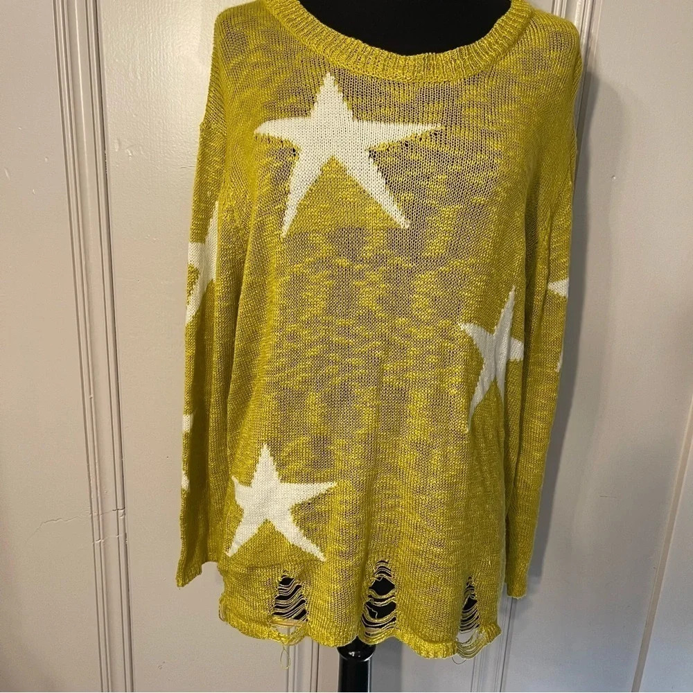 Davi & Dani distressed Star sweater Yellow knit size small‎